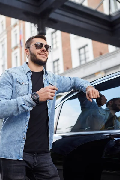 Gut gelaunter Fahrer mit Sonnenbrille wartet in der Nähe von Mercedes-Benz auf seinen Chef — Stockfoto