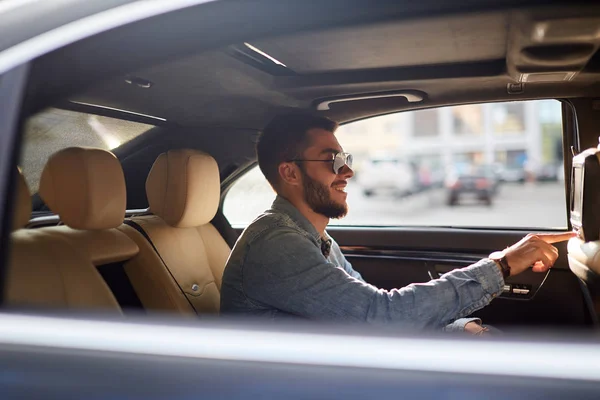 Glücklicher junger Mann reitet im Auto — Stockfoto