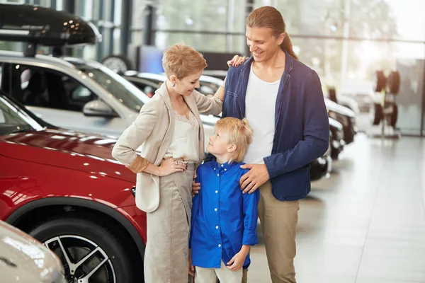 汽车销售中心。汽车销售中有小孩的年轻家庭 — 图库照片