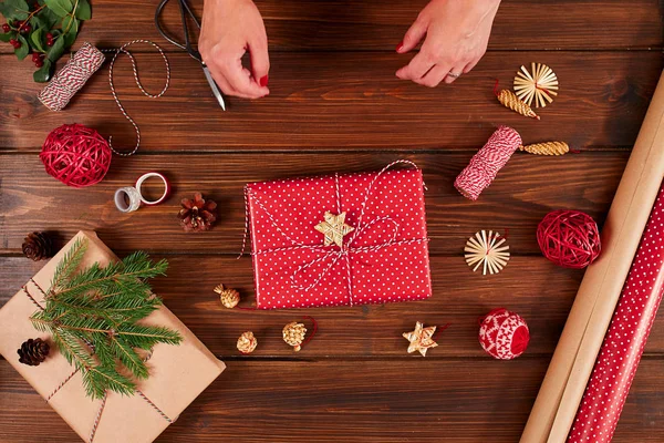 圣诞假期女性手装饰礼物红盒。手靠紧. — 图库照片