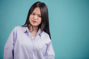 Çekici Asyalı kadın üzerinde izole mavi arka plan poz