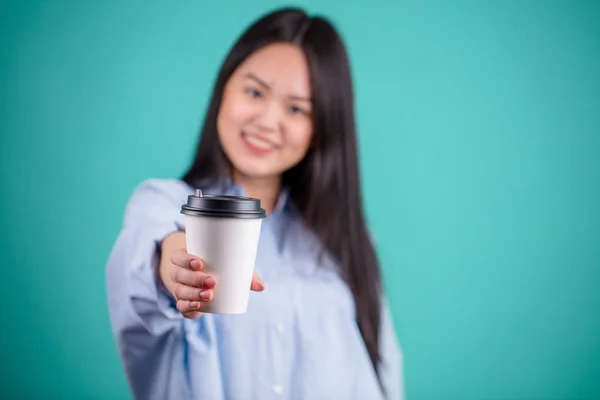 Хочешь Кофе Дружественный Corean Студентка Предлагает Чашку Кофе Изолированные Синий — стоковое фото