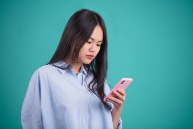 defferent teşkil etmektedir mavi arka plan üzerinde eller genç Asyalı kadın