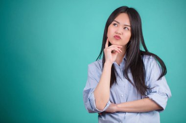 Farklı pozlar veren Asyalı genç bir kadın mavi sırtlı