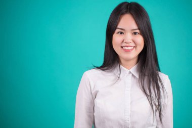 Farklı pozlar veren Asyalı genç bir kadın mavi sırtlı
