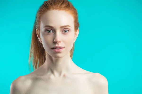 Modello femminile caucasico con capelli rossicci in posa in studio — Foto Stock