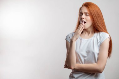 Üzerinde beyaz arka plan ile boşaltmak izole Kızıl saçlı çekici kadın