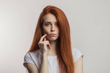 Beyaz arka plan üzerinde izole memnun çekici redhaired kadın portresi