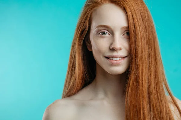 Modelo feminino com cabelo solto vermelho e maquiagem natural posando sobre — Fotografia de Stock