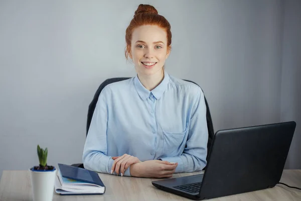 Redhaired dijital tablet oturan Bayan portresi — Stok fotoğraf