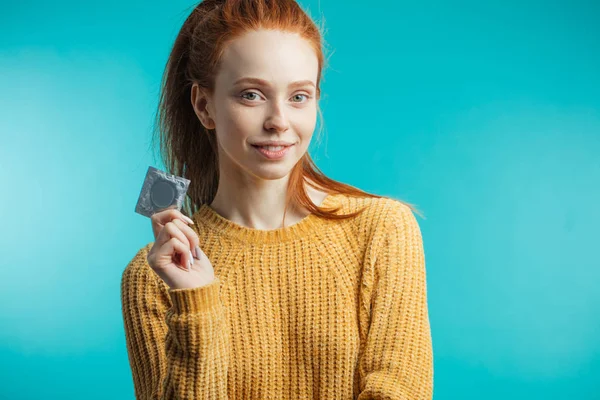 Mujer con condón, prevención de enfermedades de transmisión sexual —  Fotos de Stock