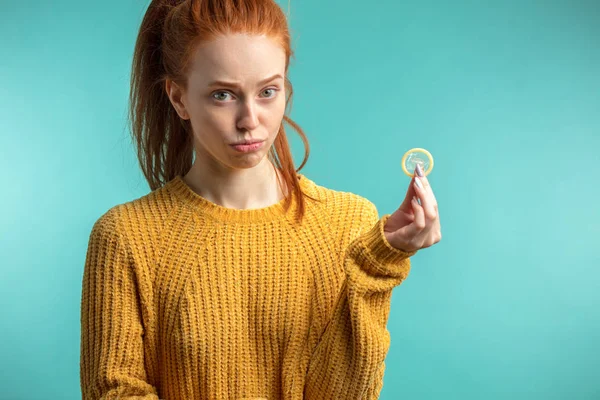 Mujer con condón, prevención de enfermedades de transmisión sexual —  Fotos de Stock