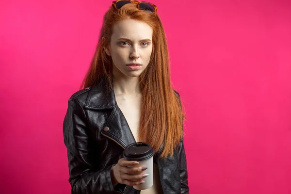 Mulher de gengibre quente em estilo black rock. Modelo de beleza com cabelo vermelho longo . — Fotografia de Stock