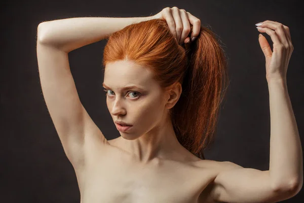 Slim joven sexo atractiva chica con largo hermoso pelo rojo en bla —  Fotos de Stock