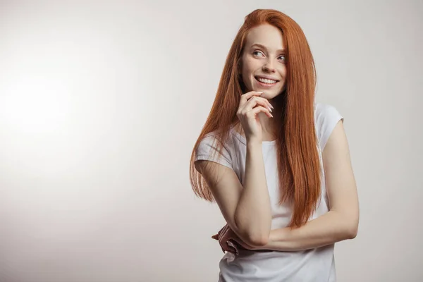 Mooie roodharige vrouw met lang haar geïsoleerd op witte achtergrond. — Stockfoto