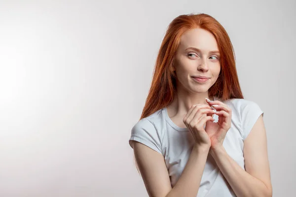 Mujer atractiva con el pelo de jengibre, aislado sobre fondo blanco con copyspace — Foto de Stock