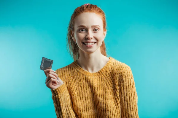 Mujer con condón, prevención de enfermedades de transmisión sexual —  Fotos de Stock