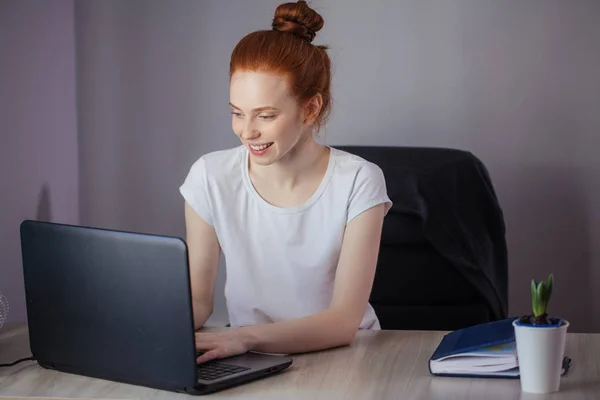 Redhaired laptop vasıl belgili tanımlık etiket oturan Bayan portresi — Stok fotoğraf