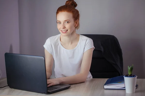 Redhaired laptop vasıl belgili tanımlık etiket oturan Bayan portresi — Stok fotoğraf