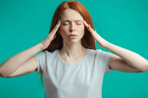 Retrato estresado, jengibre irritado mujer joven aislado sobre bl — Foto de Stock