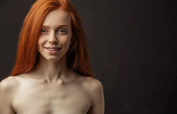 Slim joven sexo atractiva chica con largo hermoso pelo rojo en bla — Foto de Stock