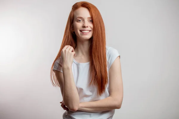 Schöne rothaarige Frau mit langen Haaren isoliert über weißem Hintergrund. — Stockfoto