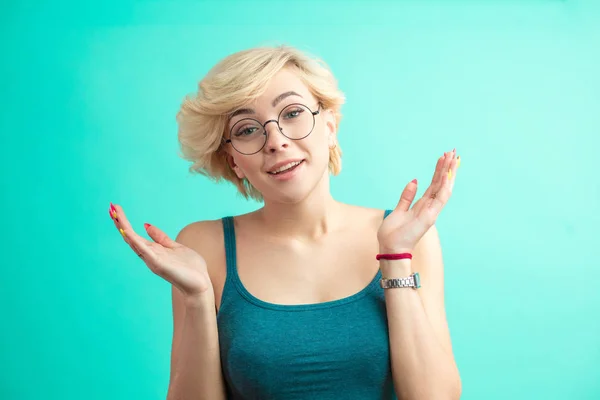 Faszinierendes blondes Mädchen mit perfekter Haarpracht, das Erstaunen ausdrückt — Stockfoto