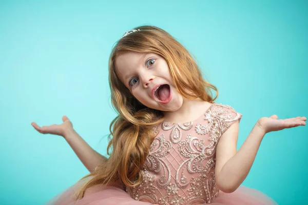 Porträtt av söt glad charmiga lilla flicka i princess klänning — Stockfoto
