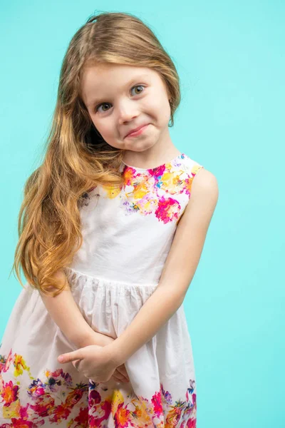 Aranyos kis lány visel egy elszigetelt kék virágok-nyári ruha — Stock Fotó