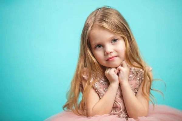 Portré aranyos boldog bájos kislány hercegnő ruha — Stock Fotó
