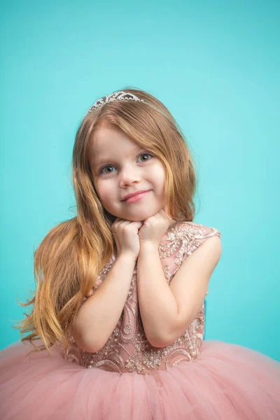 Retrato de linda niña encantadora feliz en vestido de princesa —  Fotos de Stock