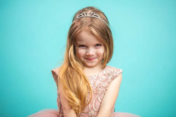 Retrato de linda niña encantadora feliz en vestido de princesa —  Fotos de Stock