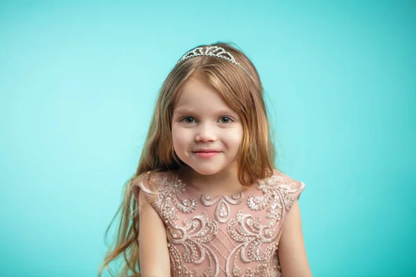 Retrato de linda niña encantadora feliz en vestido de princesa —  Fotos de Stock