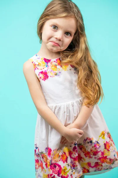 Aranyos kis lány visel egy elszigetelt kék virágok-nyári ruha — Stock Fotó
