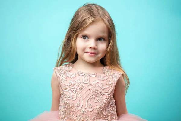 Retrato de linda niña encantadora feliz en vestido de princesa —  Fotos de Stock