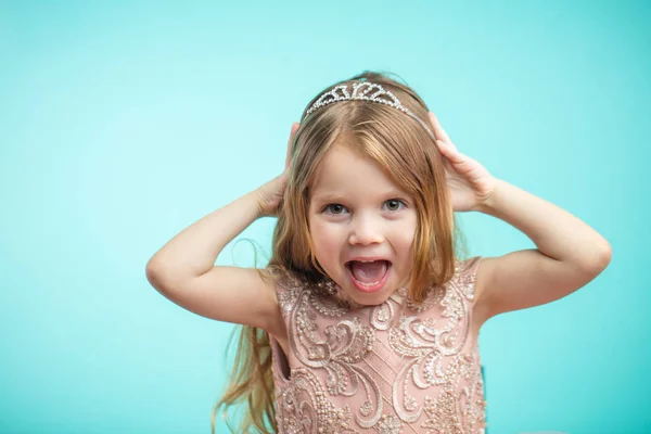Portré aranyos boldog bájos kislány hercegnő ruha — Stock Fotó