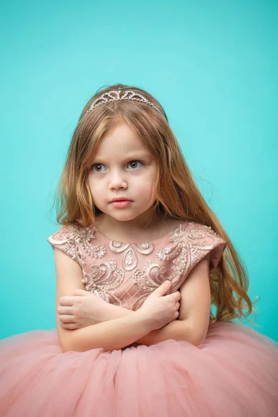 Lite kaukasiska flickebarn i rosa klänning med naughty och res — Stockfoto