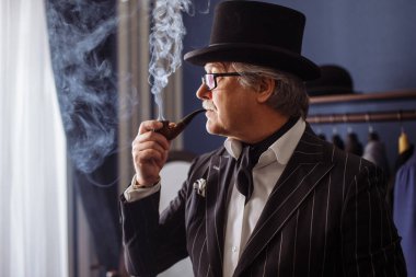 Bir terzi dükkanı ziyaret posh olgun beyefendi portresi