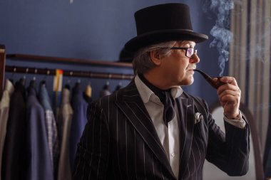 Bir terzi dükkanı ziyaret posh olgun beyefendi portresi