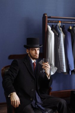 Karanlık kat ve trendy elbise kapalı çekici bir adam portresi terziler