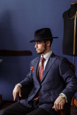Karanlık kat ve trendy elbise kapalı çekici bir adam portresi terziler