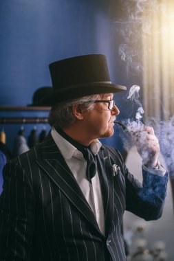 Bir terzi dükkanı ziyaret posh olgun beyefendi portresi