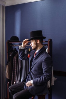 Karanlık kat ve trendy elbise kapalı çekici bir adam portresi terziler
