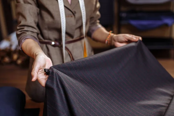 Fêmea alfaiate escolher tecido para corte padrão. Mens Wear indústria, processo de alfaiataria Conceito — Fotografia de Stock