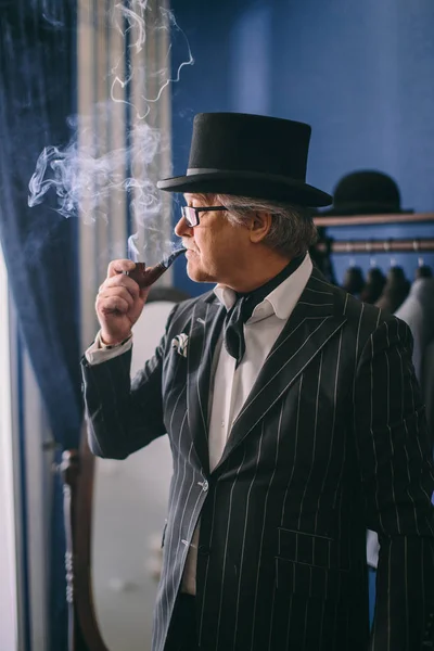 Porträtt av posh mogen gentleman besöka en skräddare butik — Stockfoto