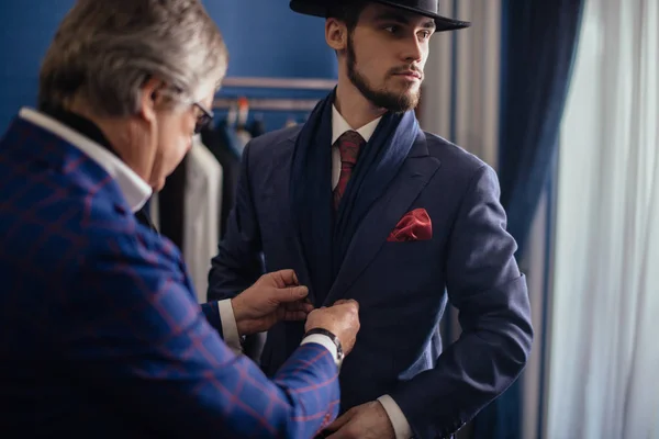 Adaptar con el cliente en el taller. Costura traje hecho a medida —  Fotos de Stock