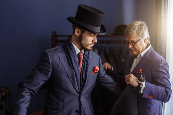 Tailor with client in atelier. Sewing custom made suit — Stock Photo, Image