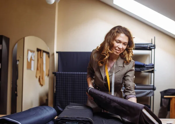 Sastre femenino que elige la tela para el corte del patrón. Industria del desgaste para hombre, proceso de adaptación Concepto — Foto de Stock