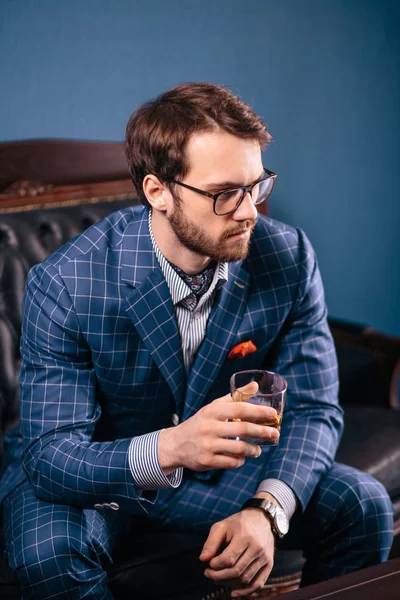 Pohledný mladý muž v obleku klasické pití červeného vína v restauraci — Stock fotografie