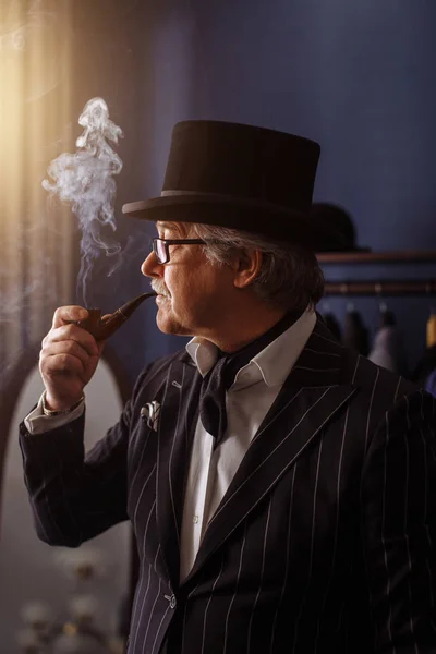 Portret van posh volwassen gentleman, een bezoek aan een winkel kleermakers — Stockfoto